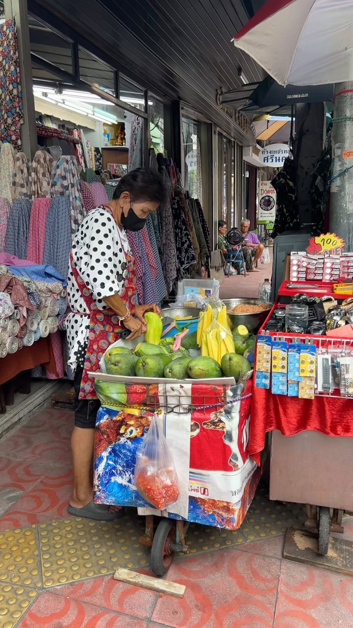 Sampheng Market: Affordable Treasures Found