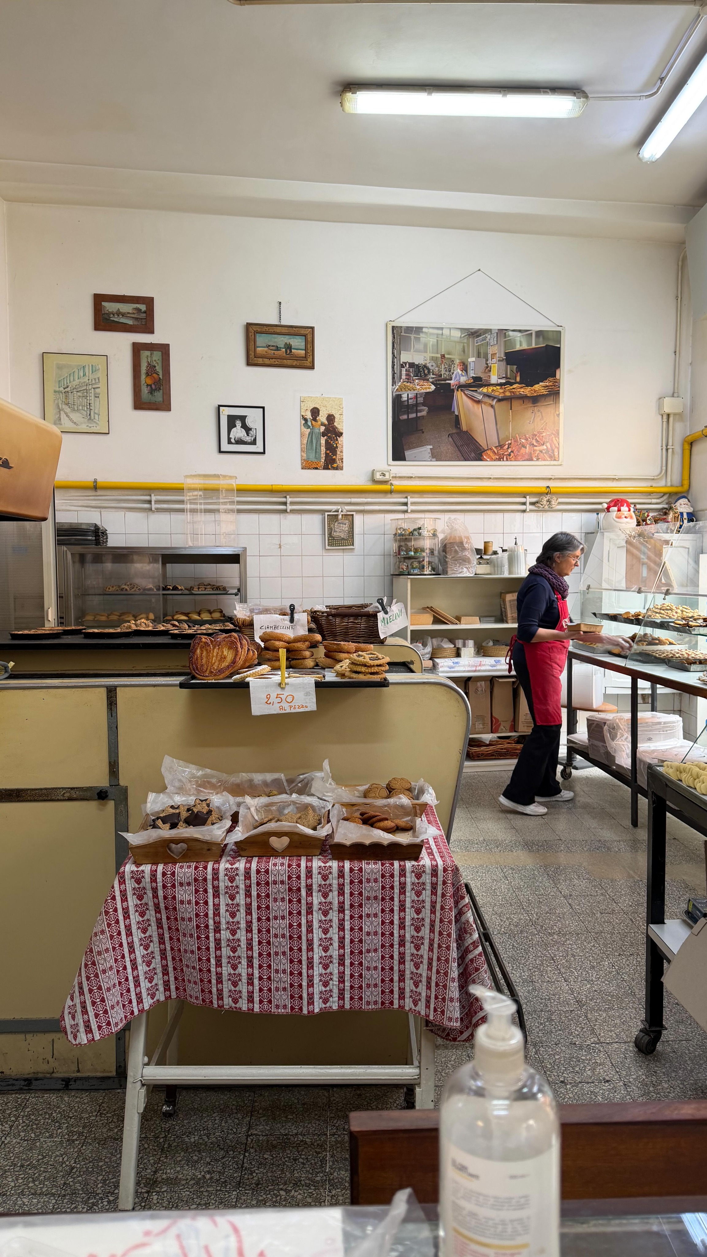 Historic Roman Biscuit Bakery Since 1940