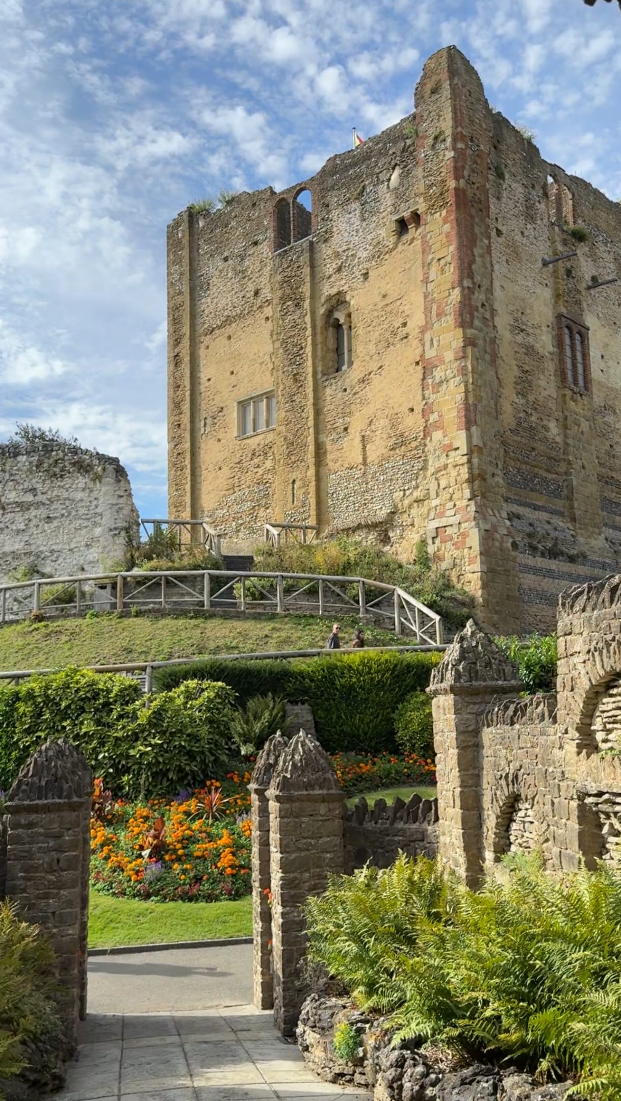 Guildford Castle and Riverside Pub Day Trip