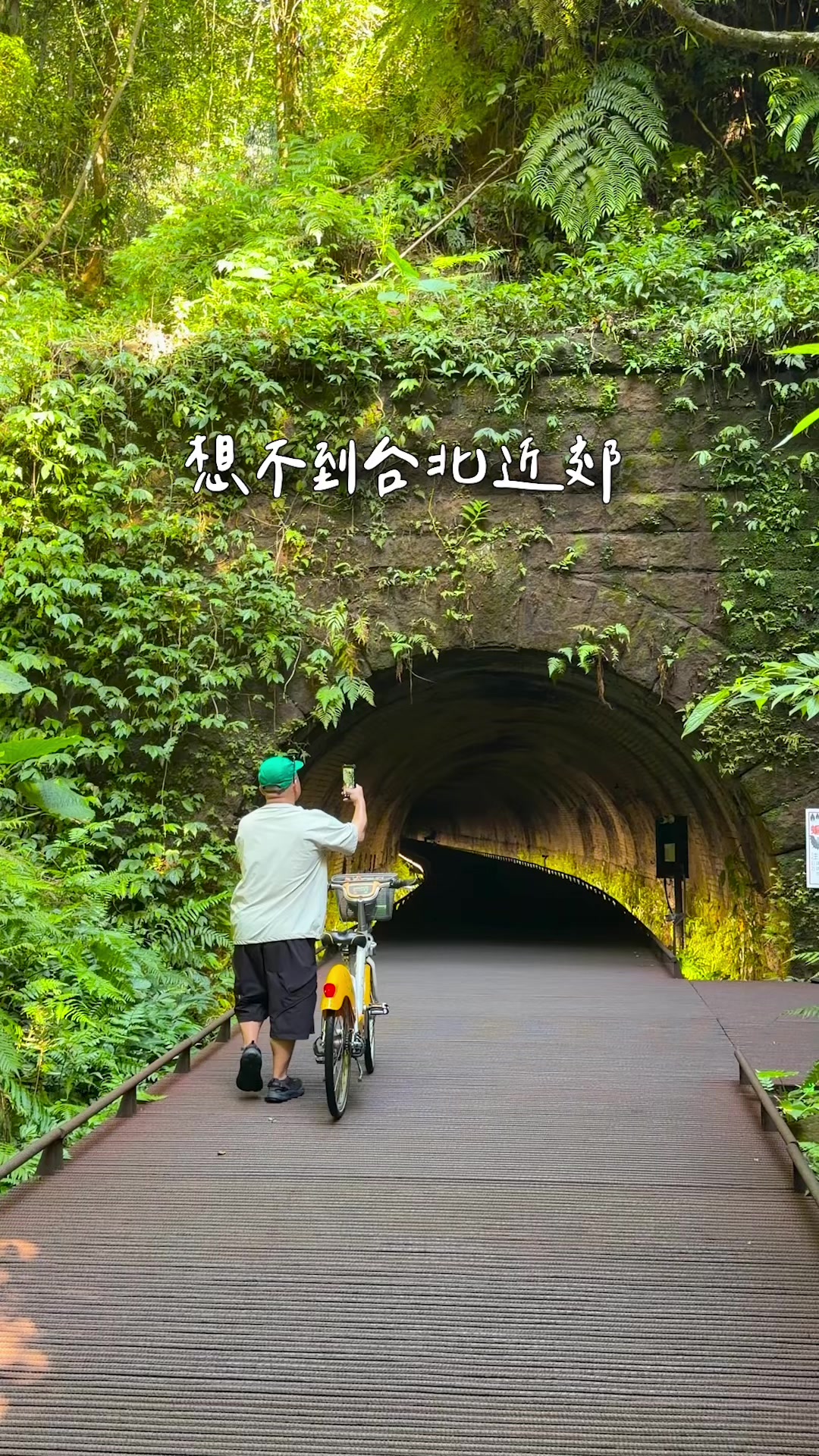 Sandiaoling Tunnel Leads to Cozy Cafe