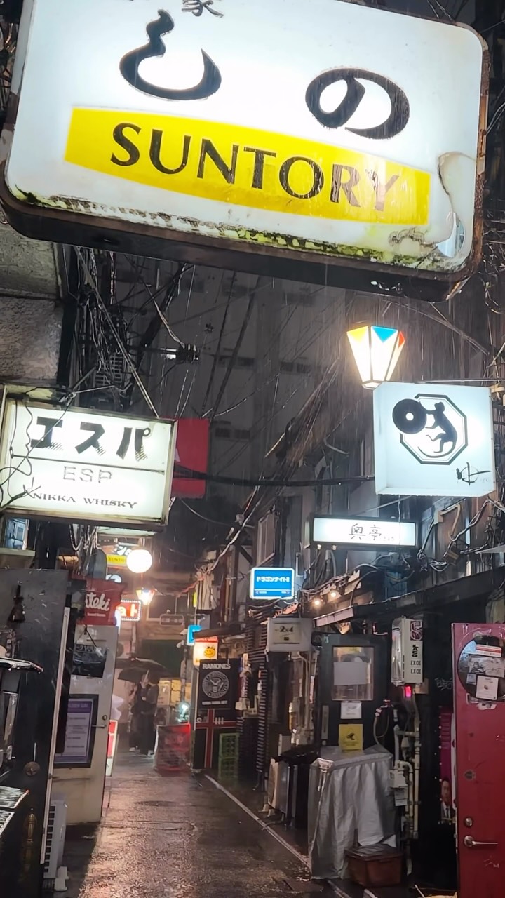 Shinjuku Golden Gai's Magical Nighttime Atmosphere
