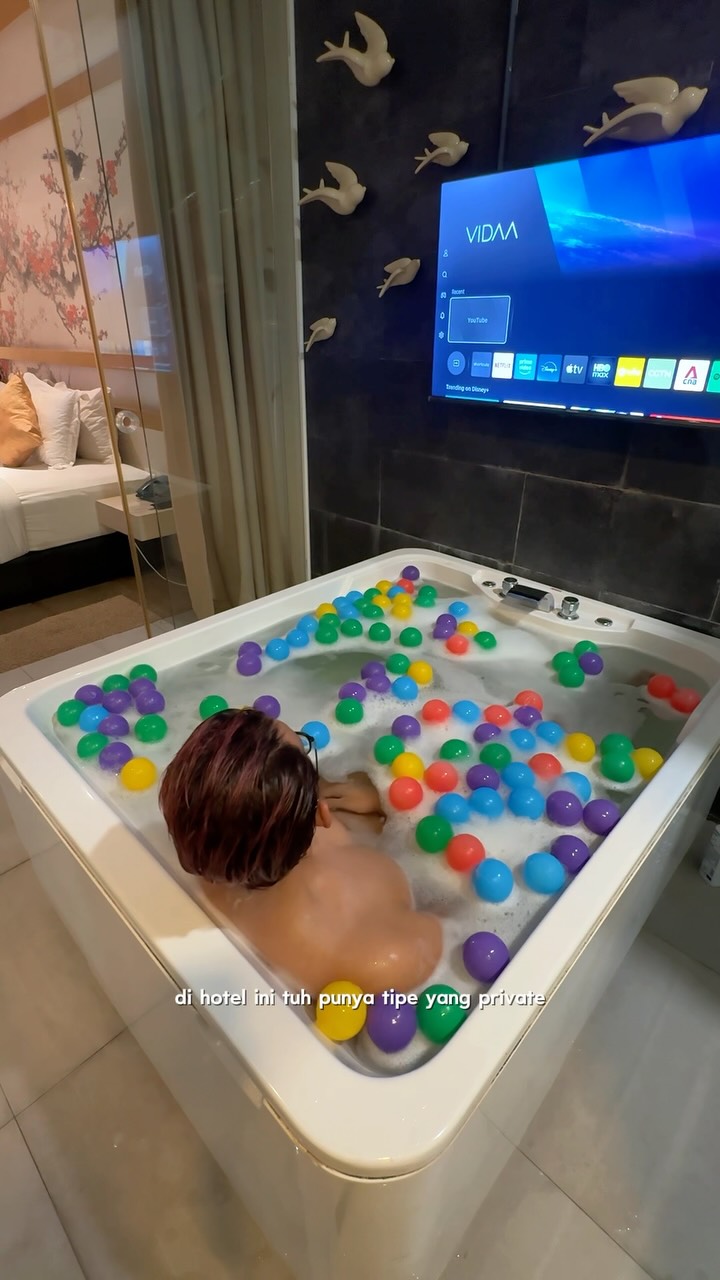 Hotels With Private Jacuzzi Suites Near Sarinah