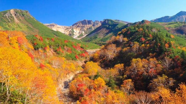 Autumn Views of Hokkaido's Colorful Mountains