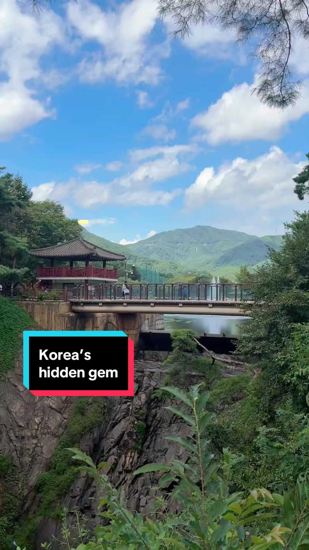 Jecheon's Scenic Reservoir and Cable Car Views