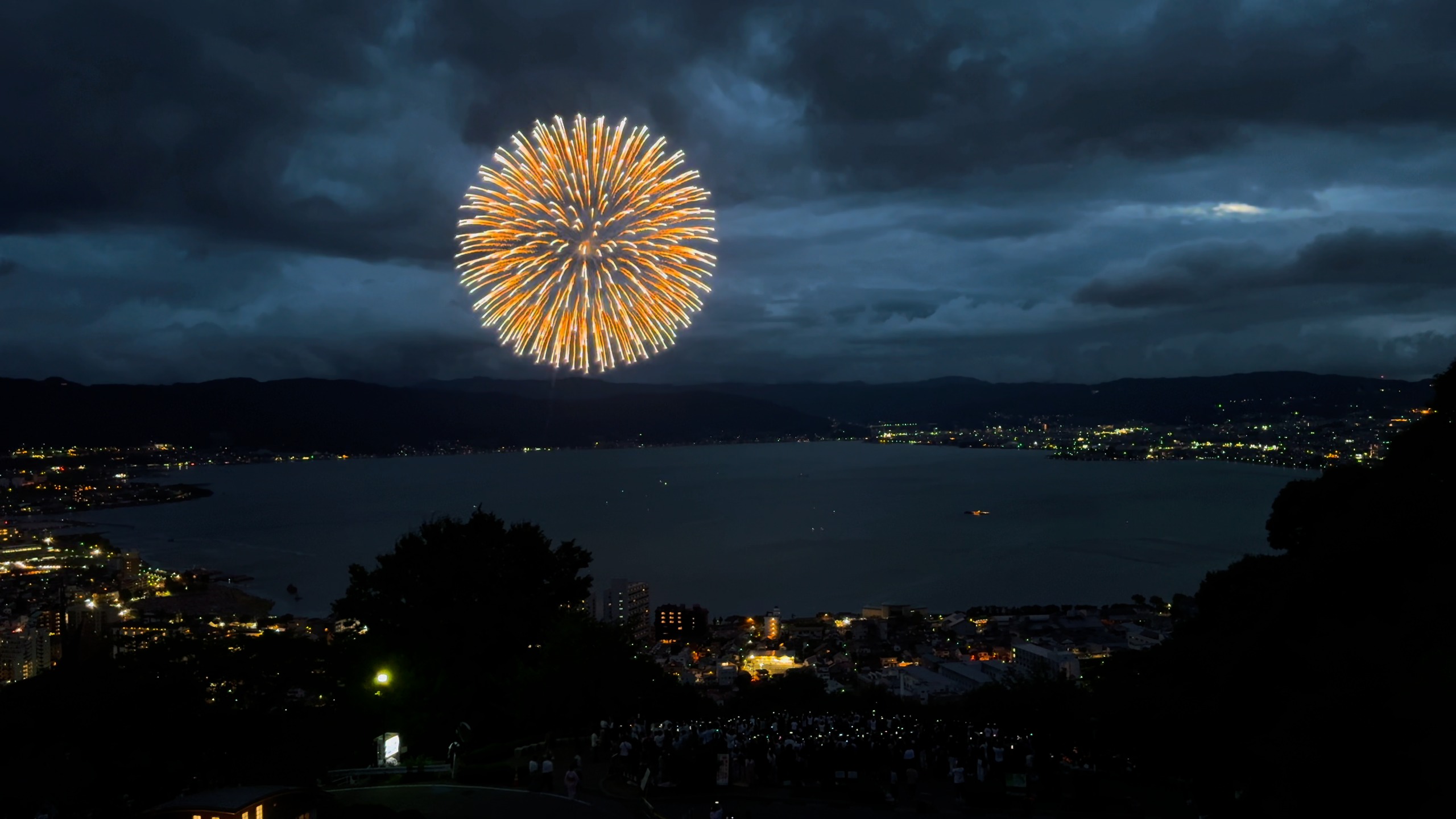 Lake Suwa's Serene Beauty