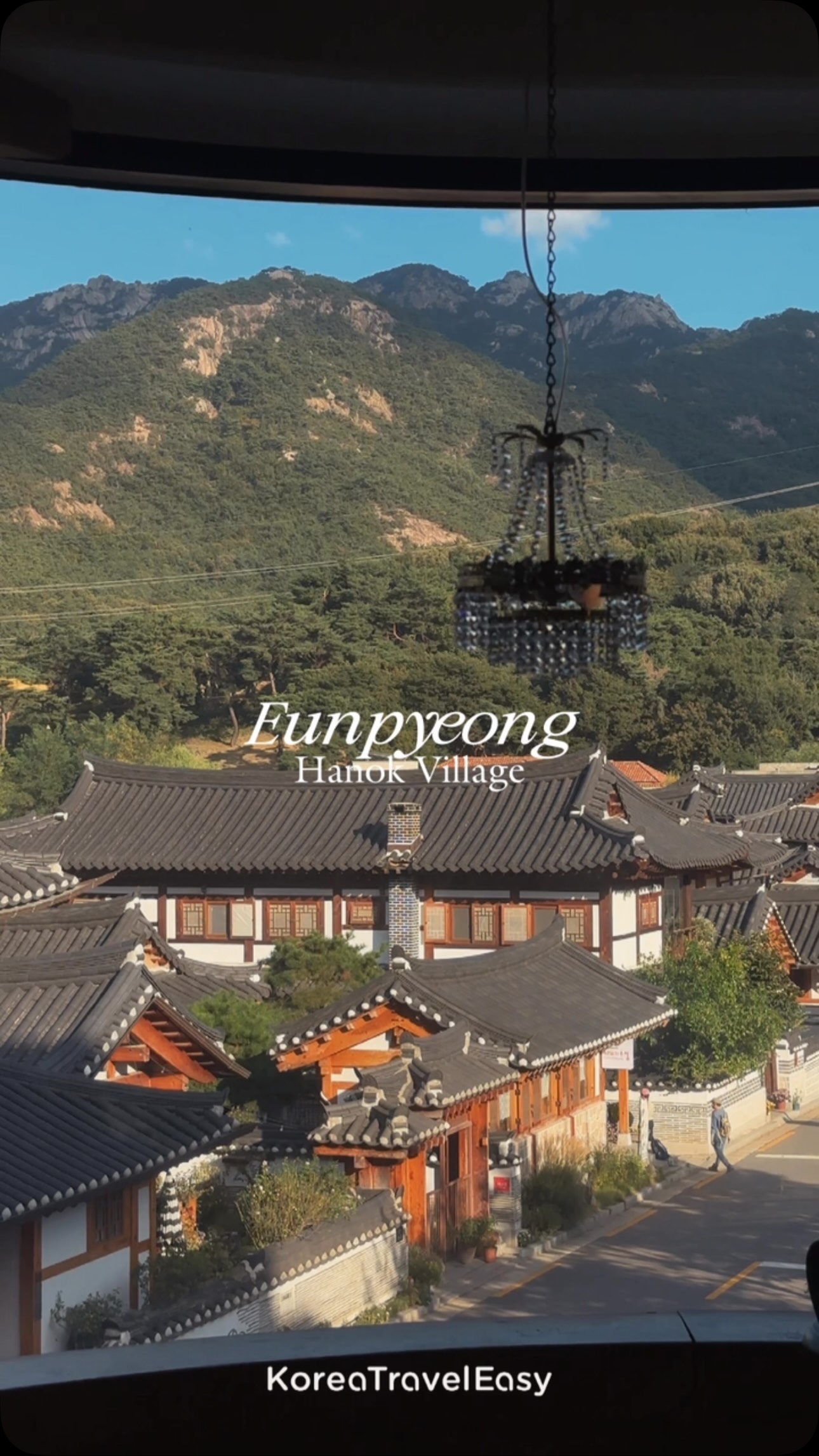 Eunpyeong Hanok Village Offers Mountain Views
