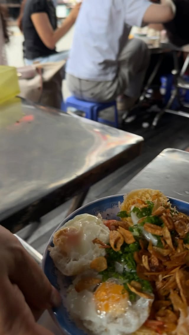 Bùi Viện Street's Morning Delicacy: Bánh Căn