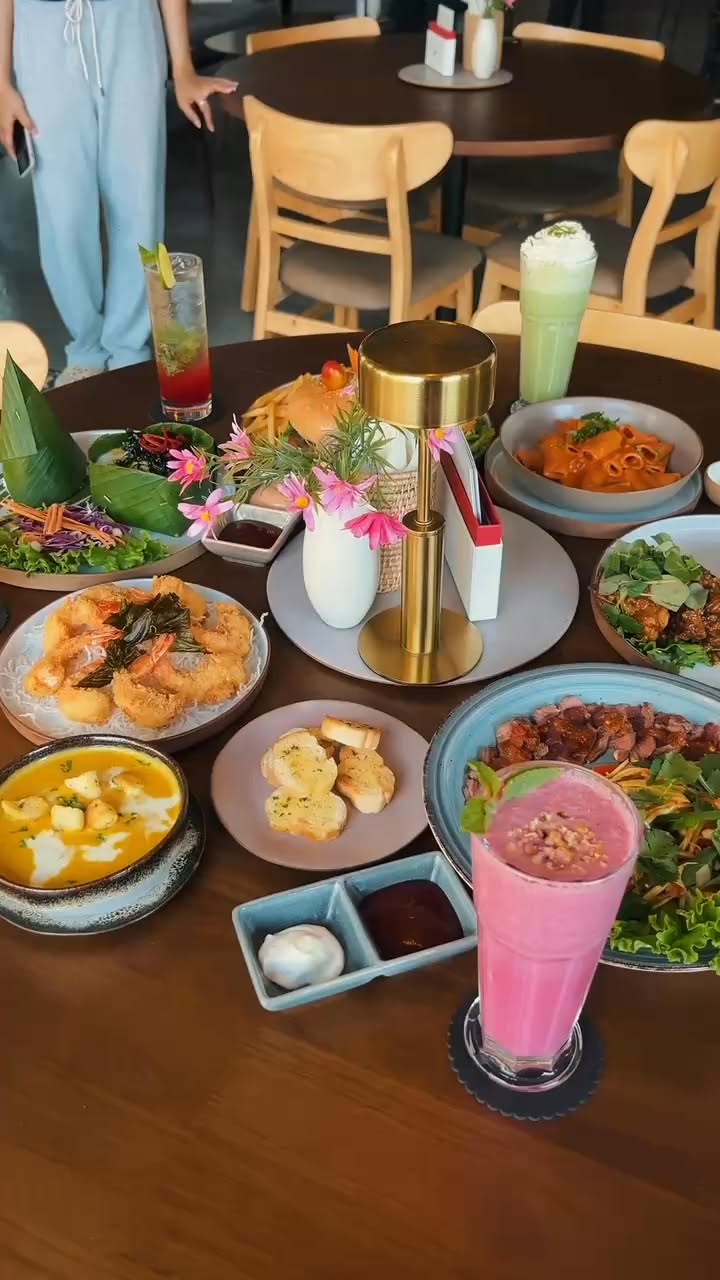 Aris Café Supports Khmer People