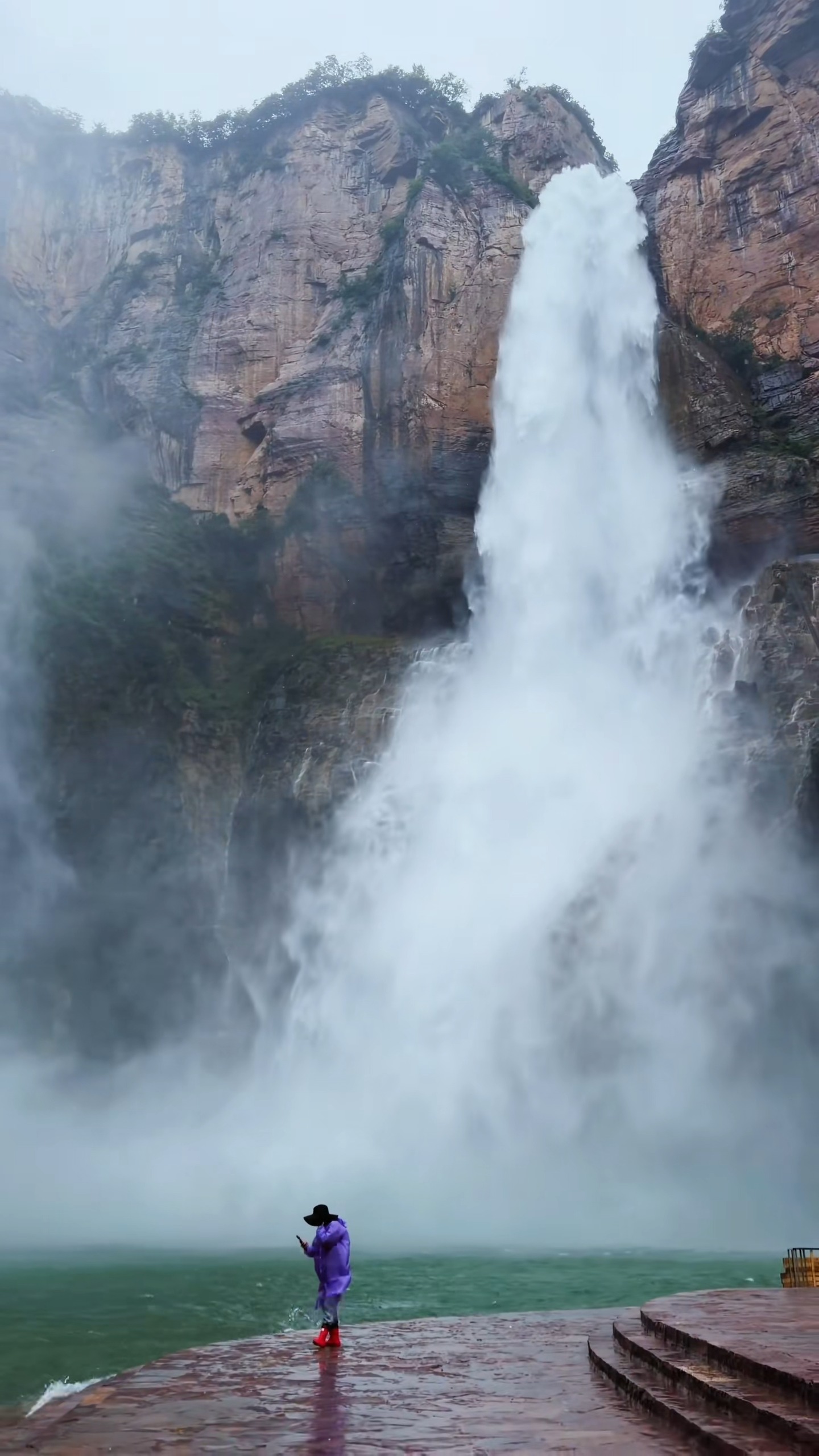 Baoquan Scenic Area Features Jianlong Waterfall