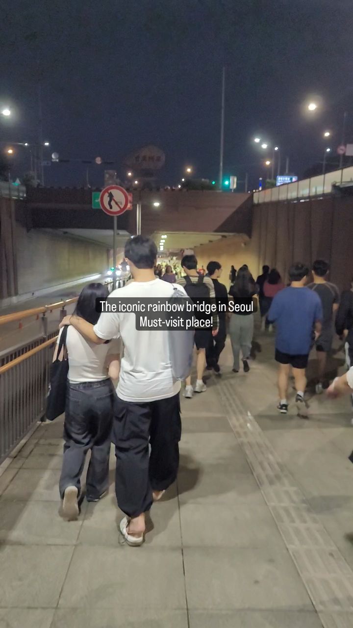 Seoul's Banpo Bridge Rainbow Fountain