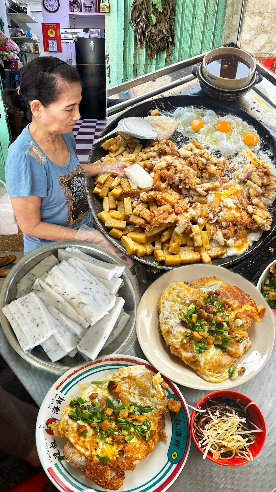 Ho Chi Minh City's Popular Fried Rice Flour Cakes