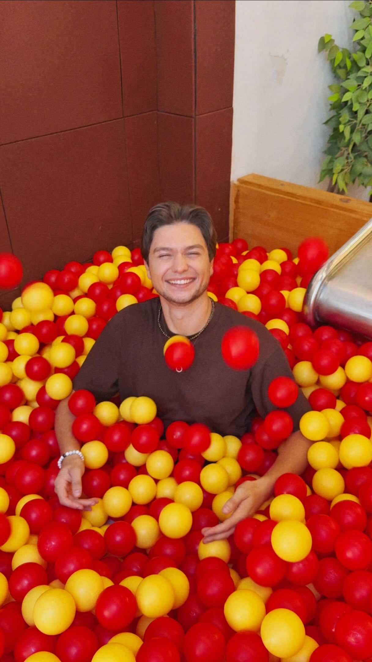 Barcelona Brunch Spot Features Ball Pit Play Area