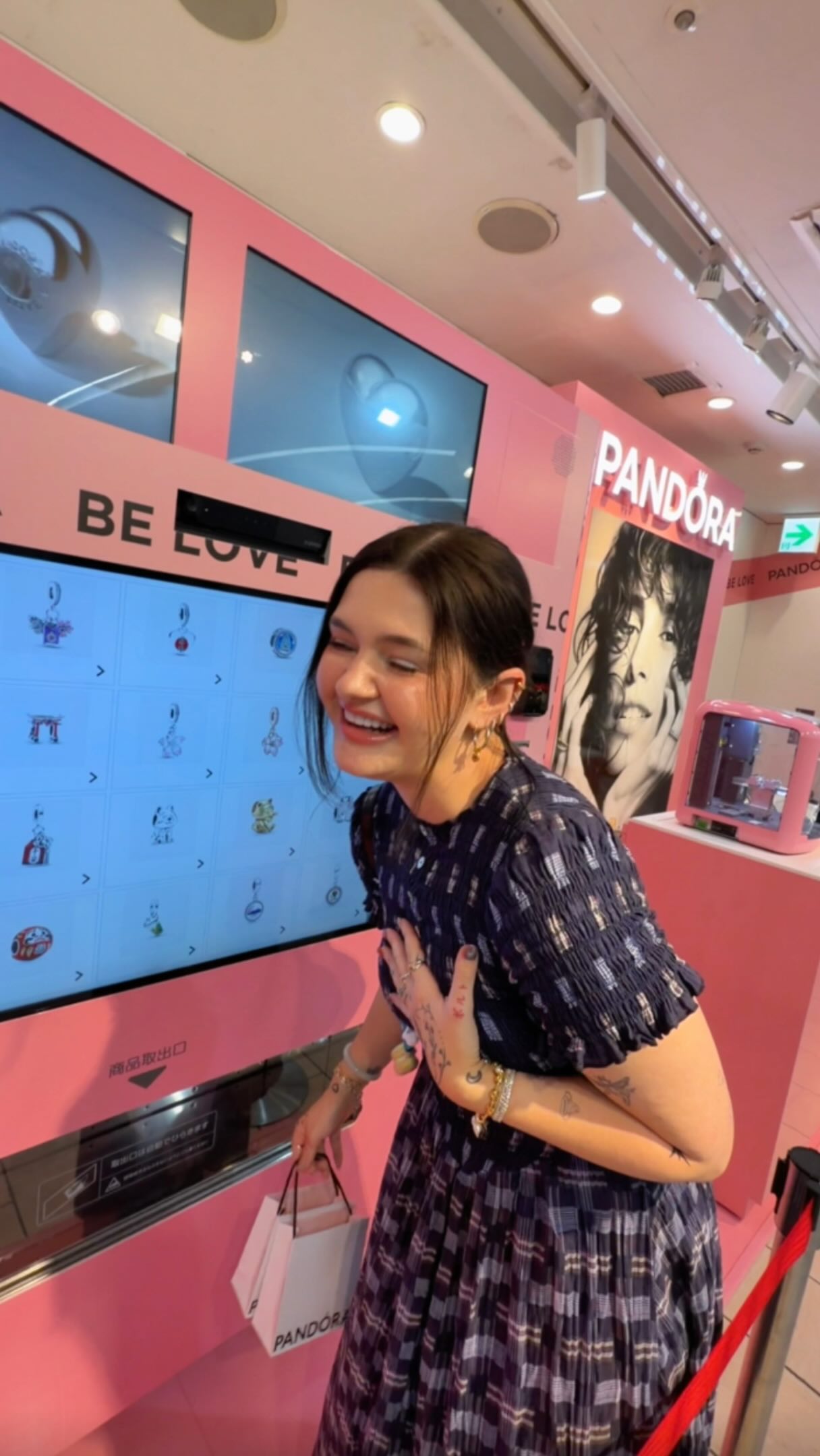 Pandora Vending Machine Found At Tokyo Station