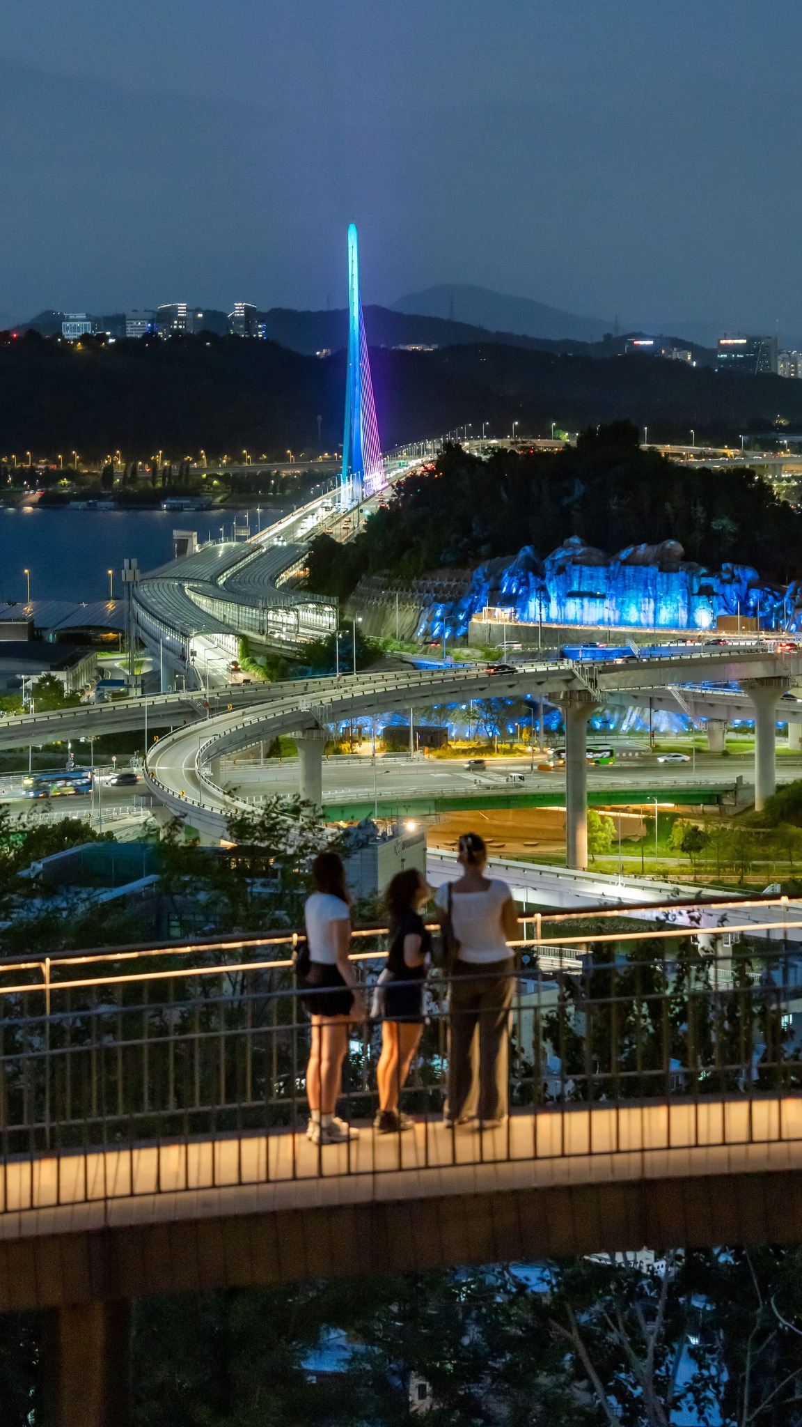 Panoramic City Views From Seoul's Elevated Parks and Bridges