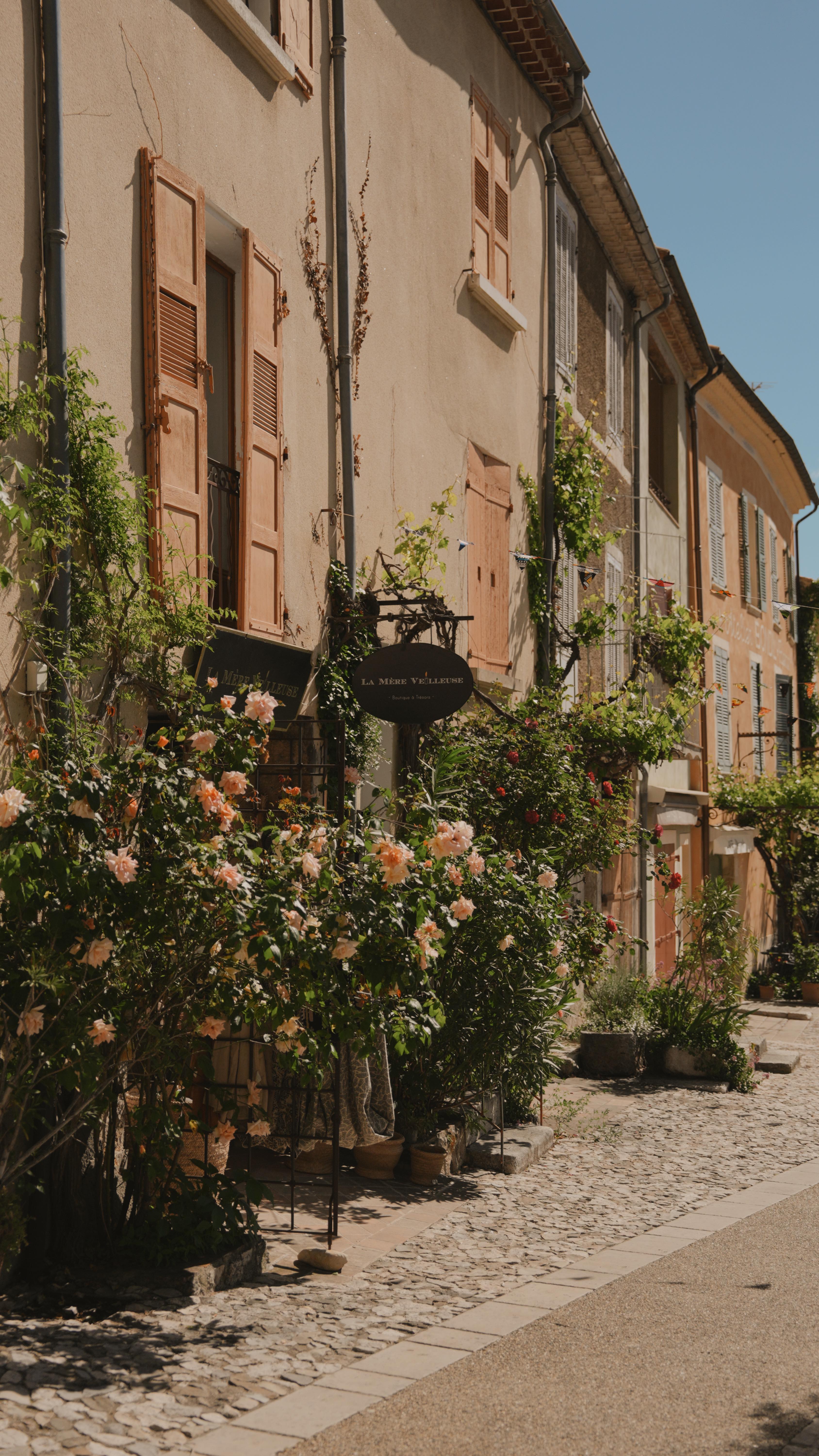 Moustiers-Sainte-Marie: A Beautiful Village Experience
