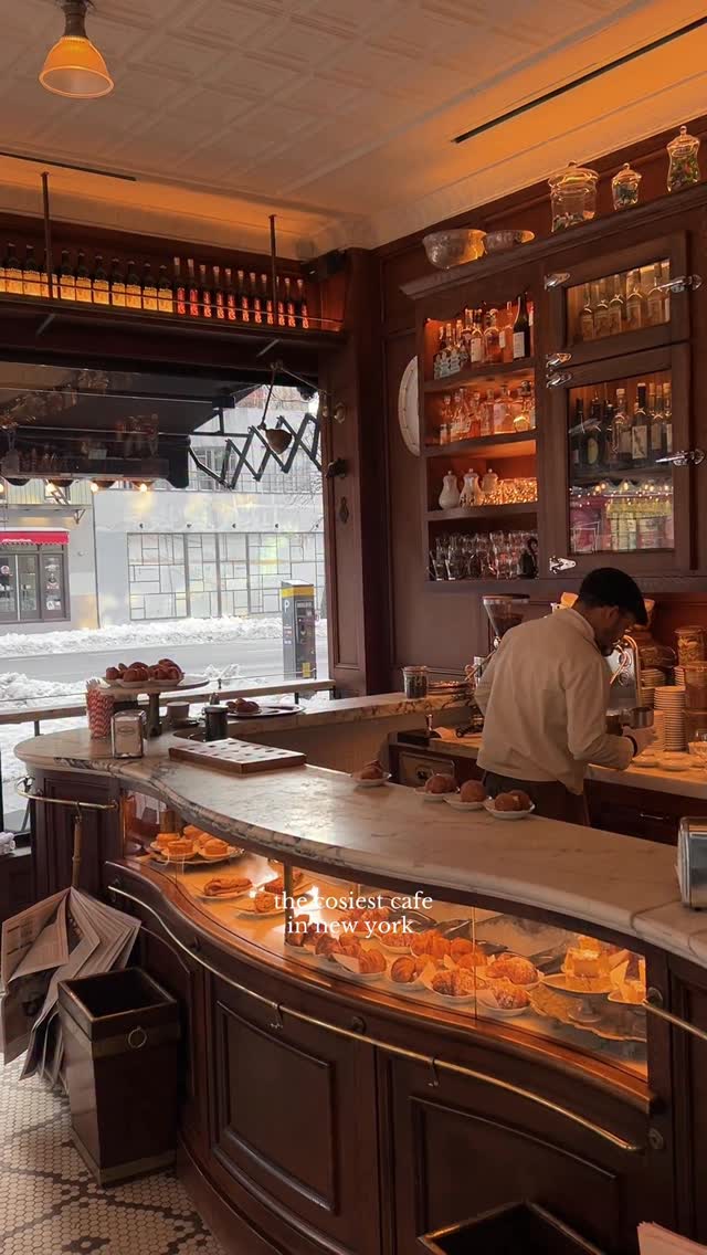 Bar Pisellino's Inviting Ambiance