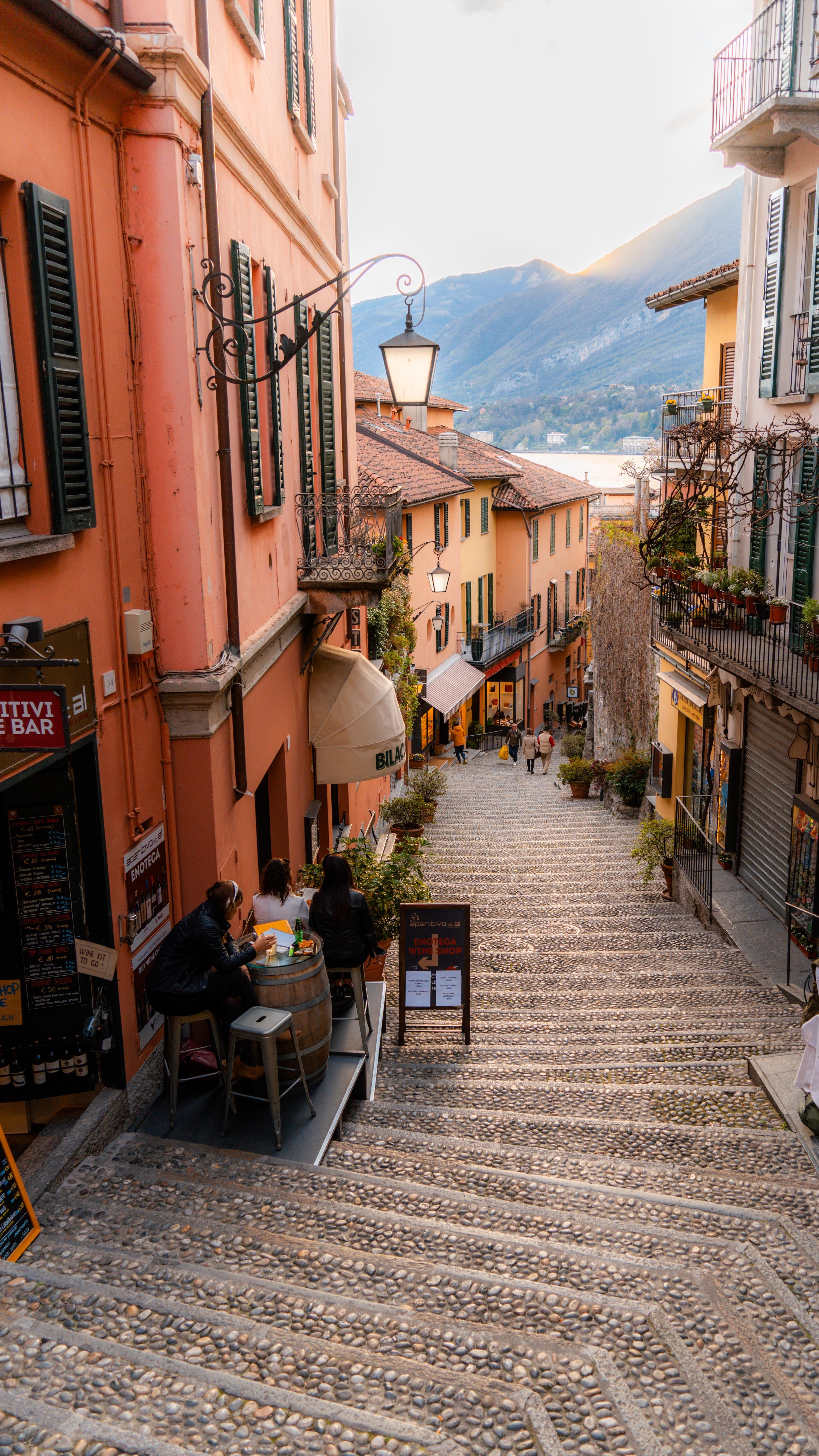 Lake Como's Villas, Gardens, and Charming Towns