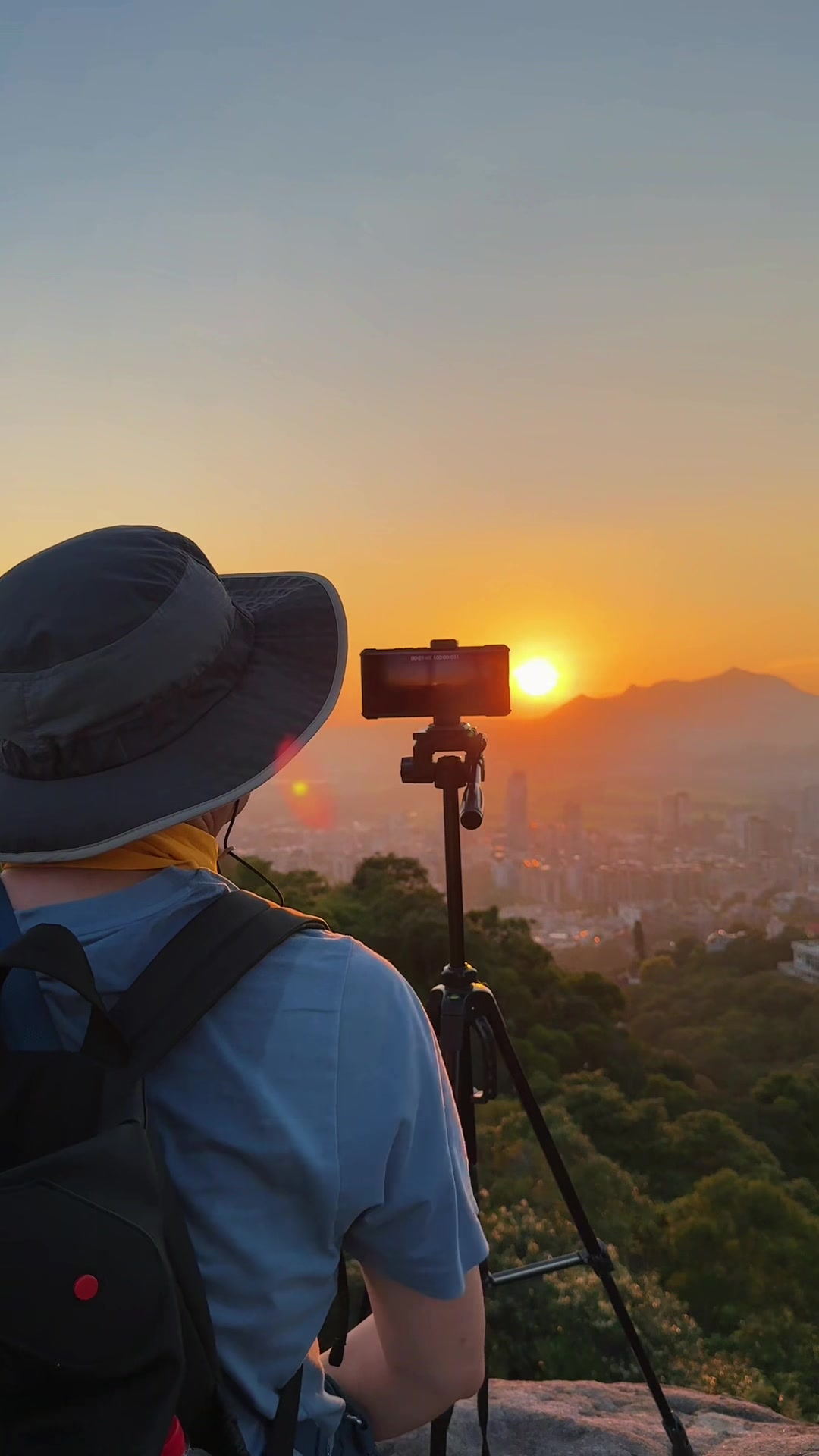 Junjianyan Trail Offers Sunset and Nighttime City Views