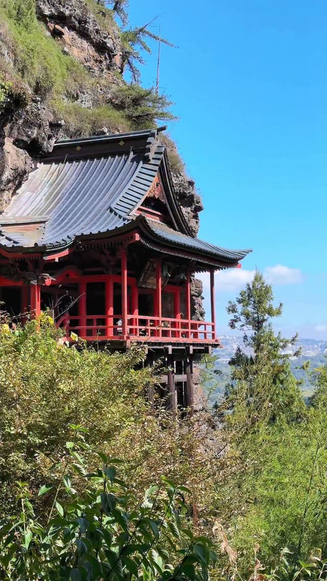 Scenic Temple and Hearty Eatery Serve Local Delights