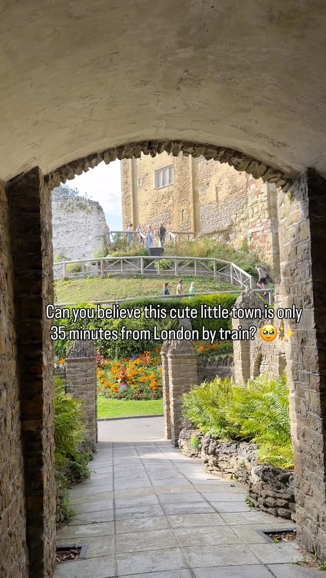 Guildford's Castle, River, and Pubs