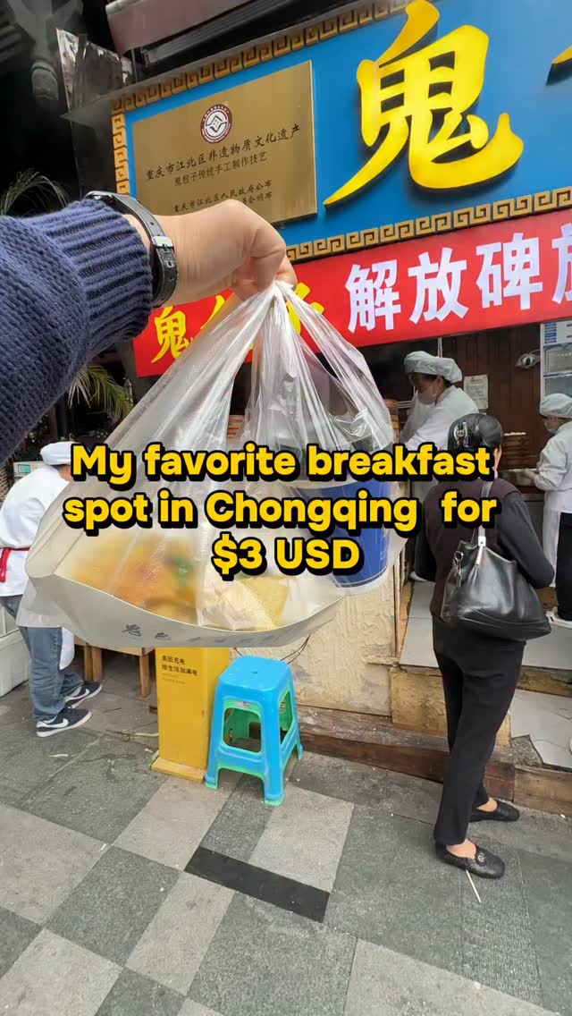Chongqing's Favorite Steamed Bun Spot