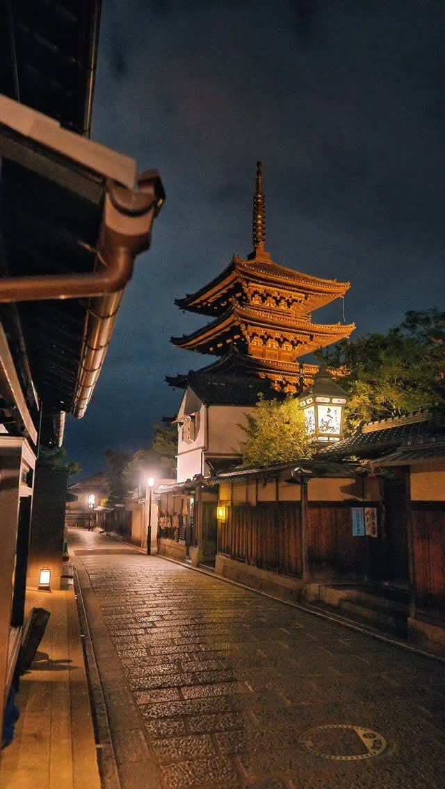 Iconic Hokan-ji Pagoda in Kyoto
