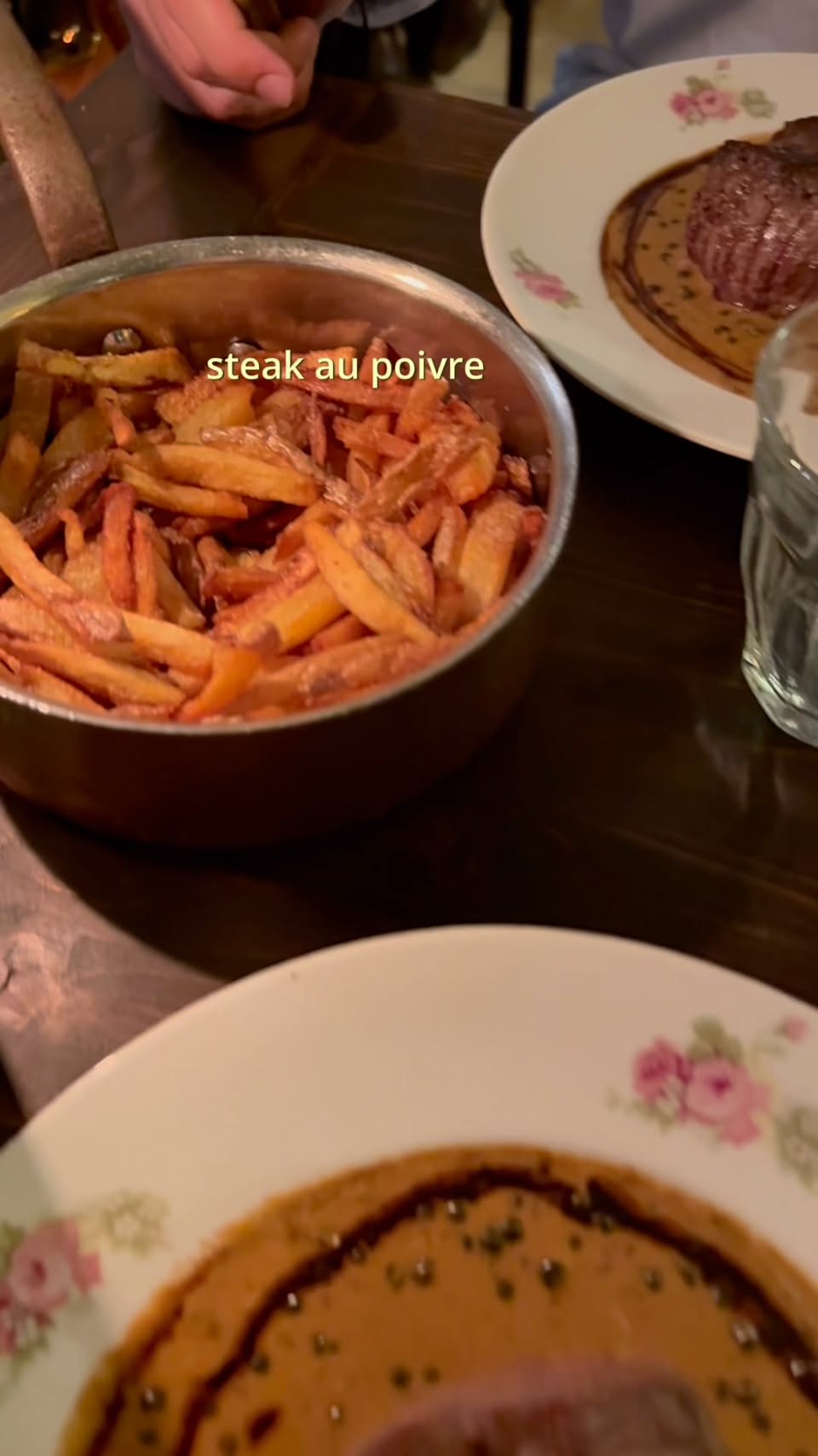 Paris Restaurant Du Vin: Cozy Atmosphere and Wine