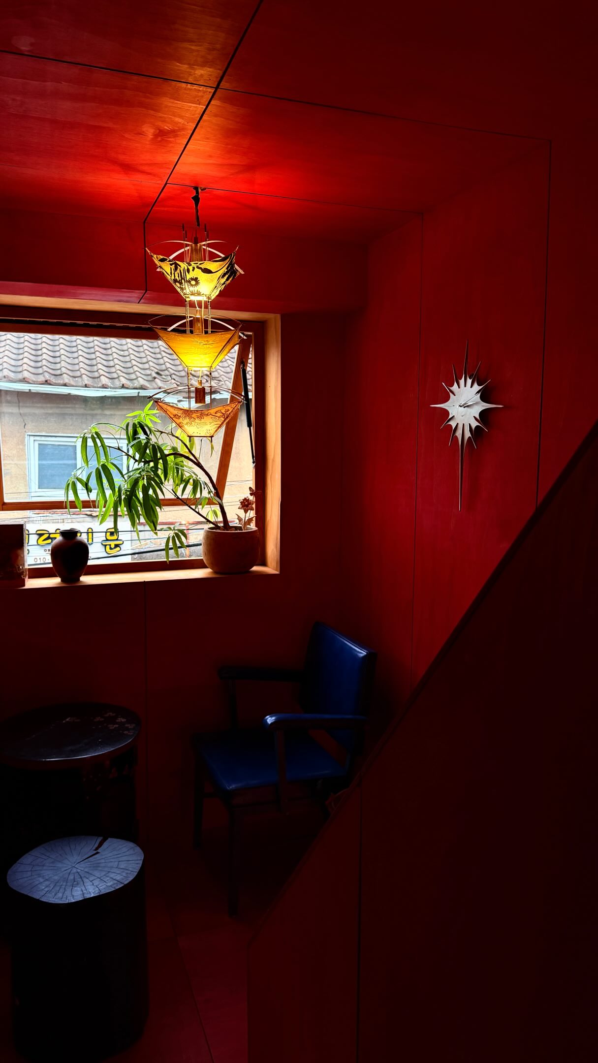 Seoul Cafe's Vintage Charm and Antique Decor