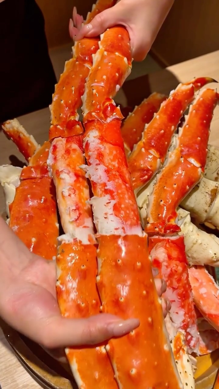 Savor Unlimited Crab at a Themed Dining Park