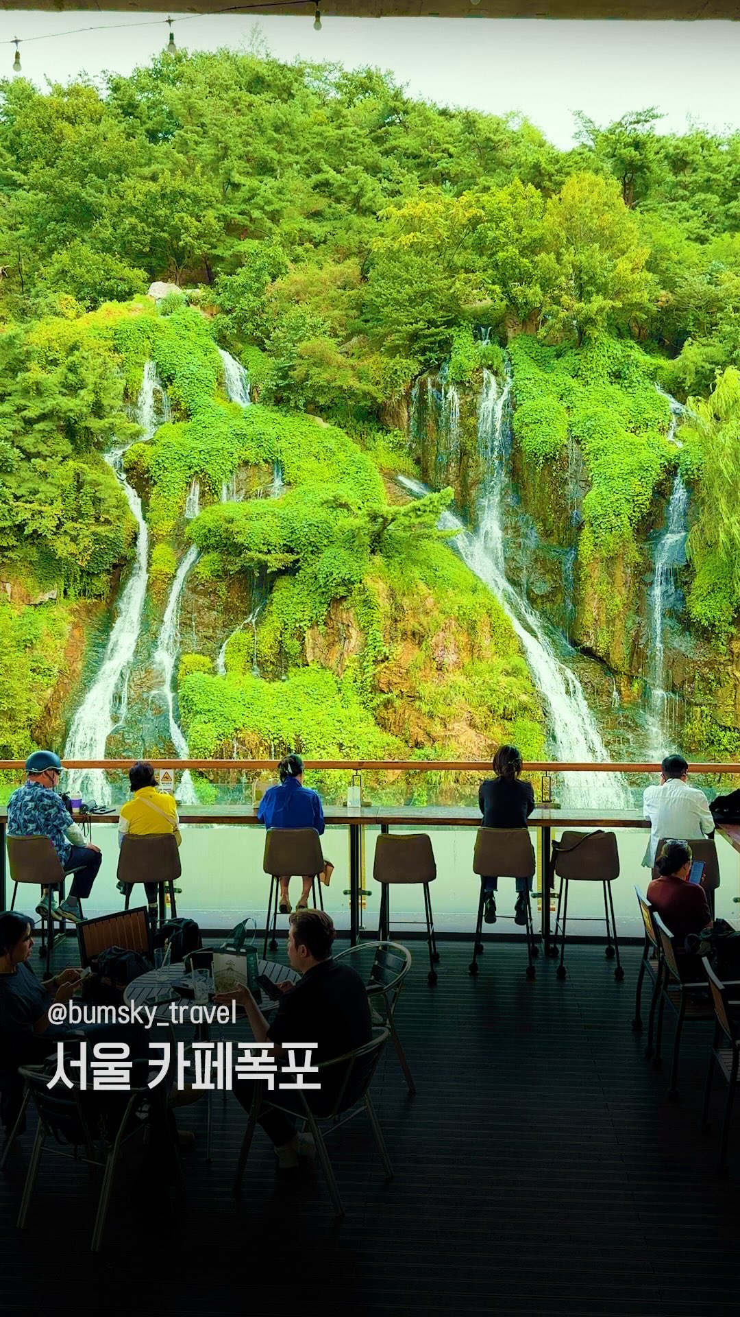 Seoul Waterfall Cafe Offers Peaceful Escape