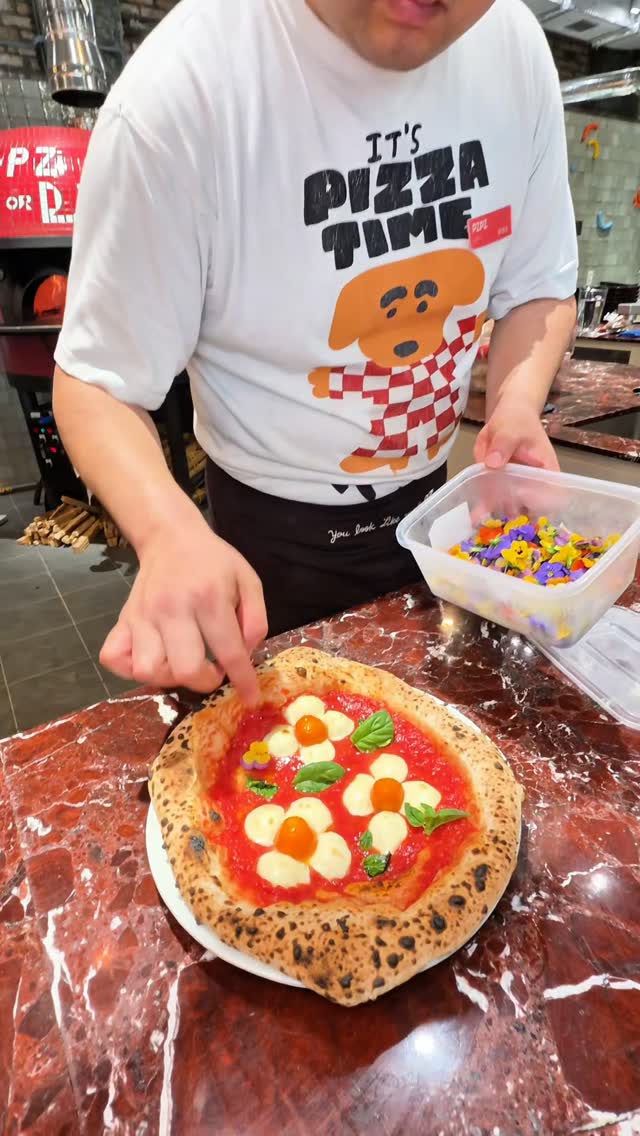 Viral Flower-Shaped Pizza in Seoul