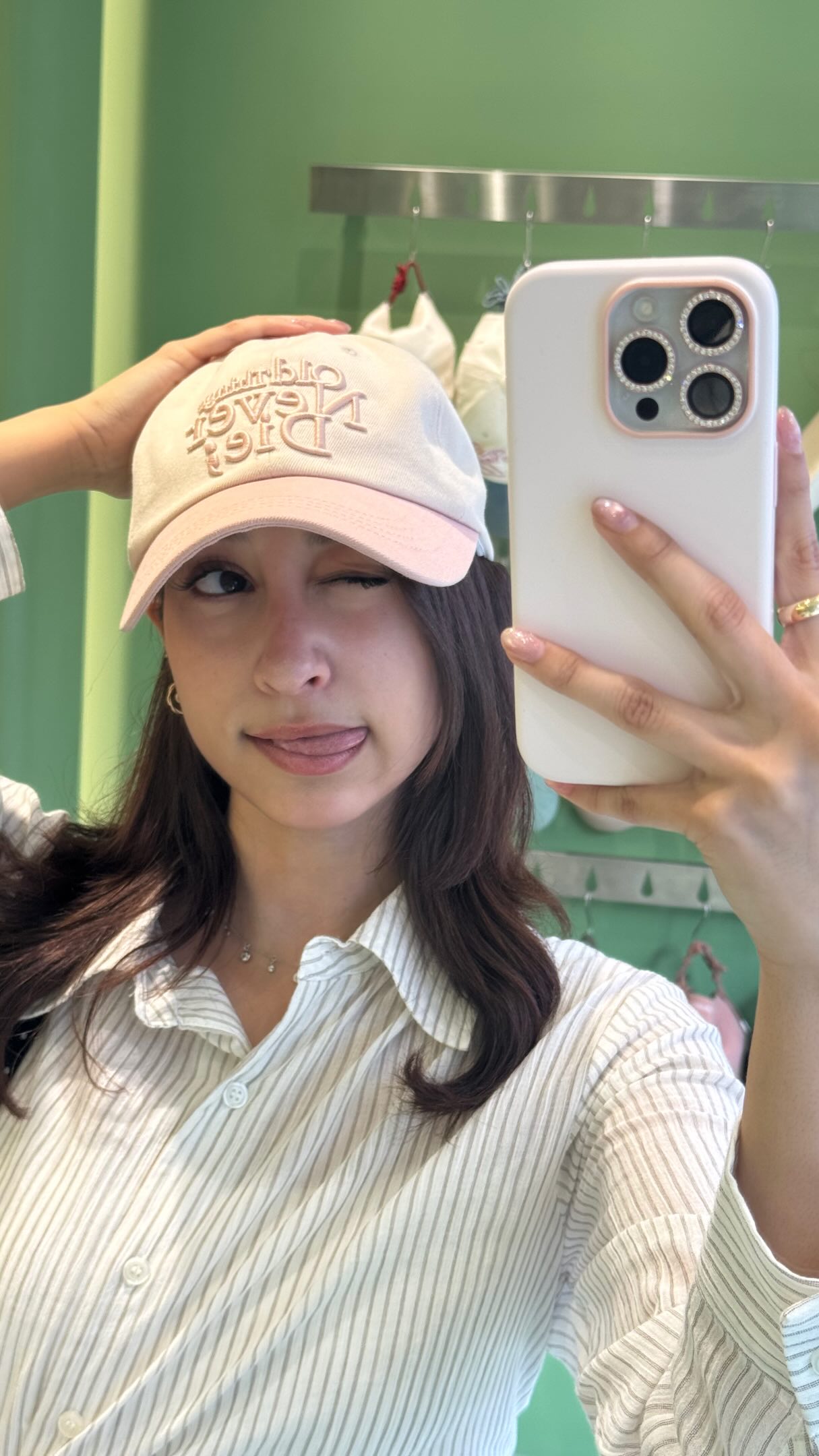 Trendy Seoul Cap Store Features Flower Detail