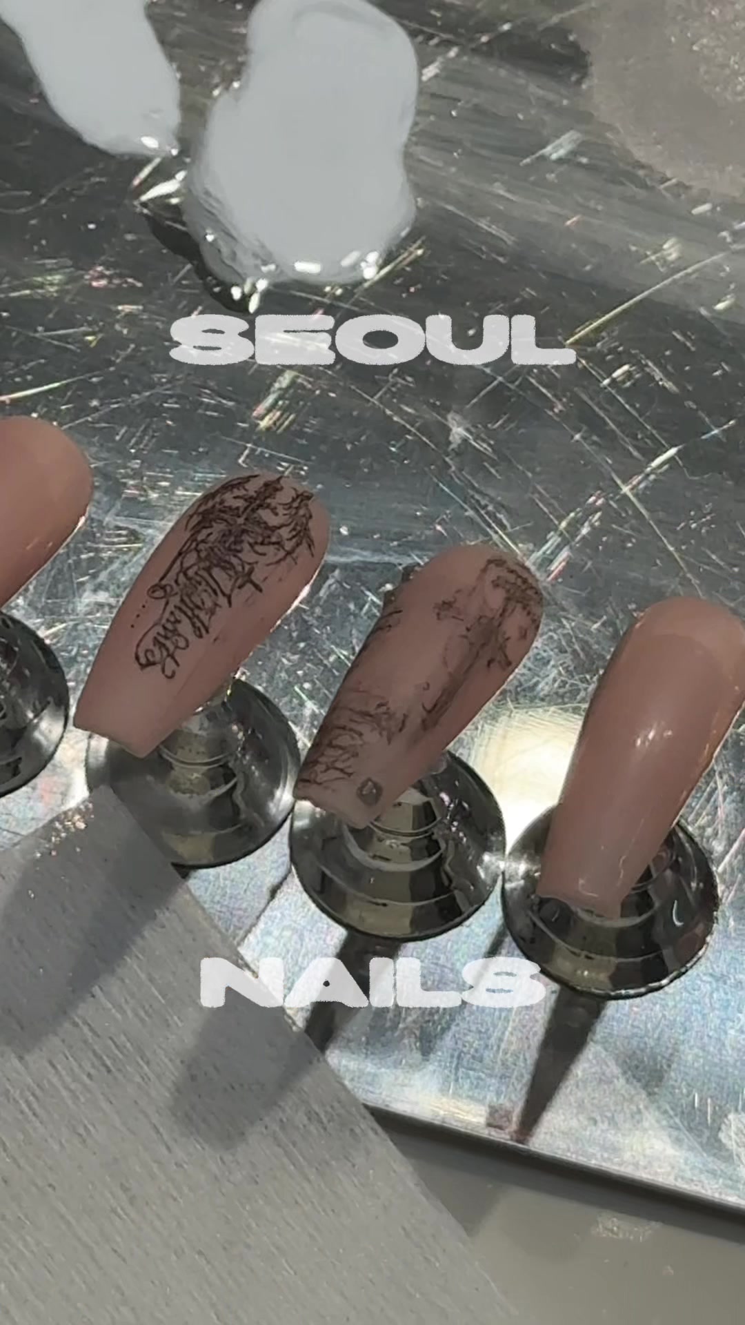 Seoul Nail Salon Offers Extensive Designs and Netflix