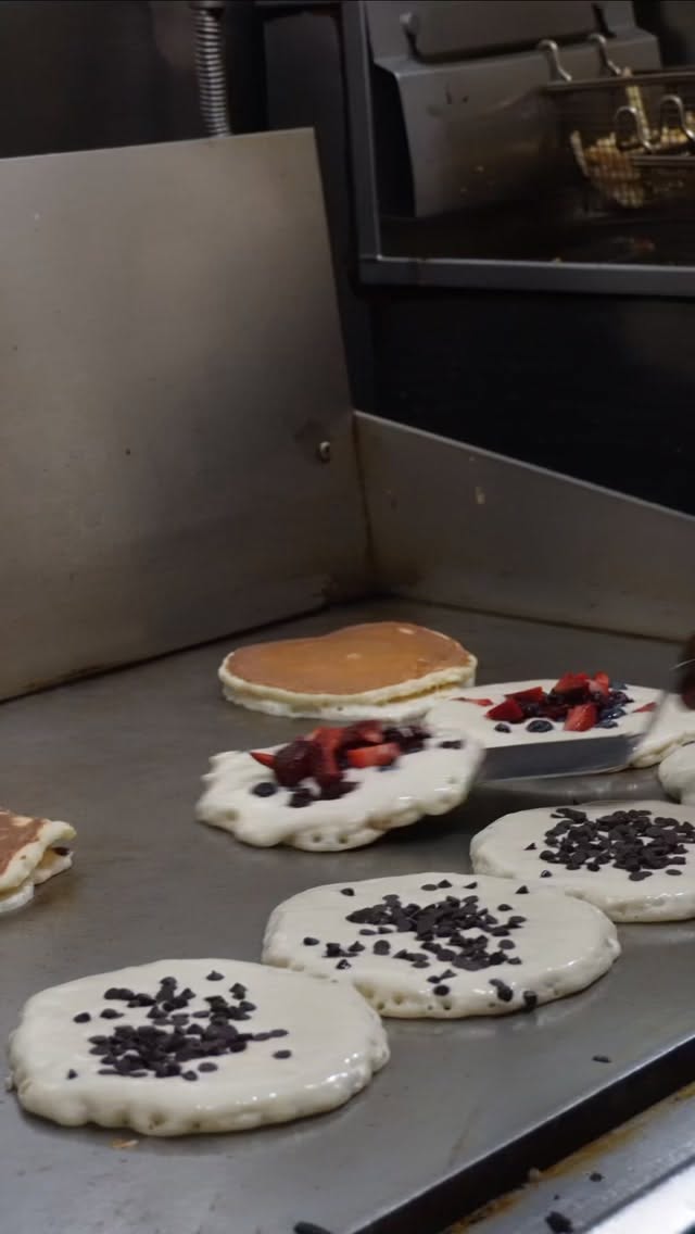Classic 24/7 Diner Experience At Midnight Express