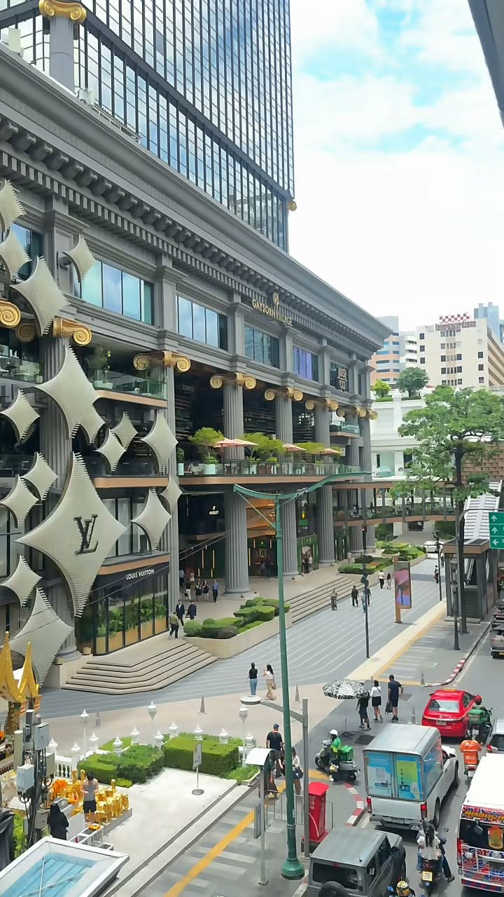 Bangkok Eateries Near BTS Chit Lom Station