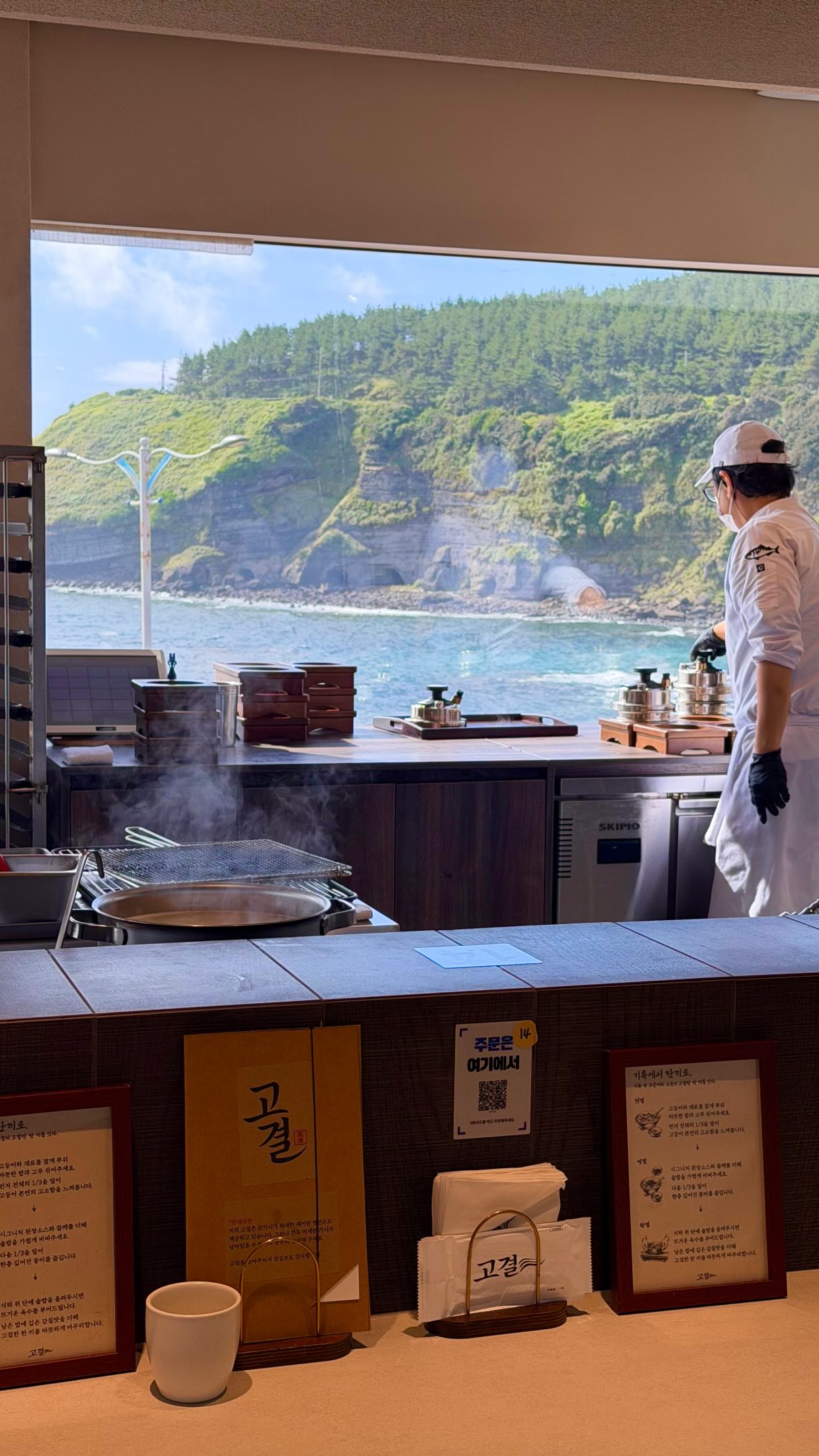 Jeju Restaurant Offers Mackerel Charcoal Grill & Ocean Views