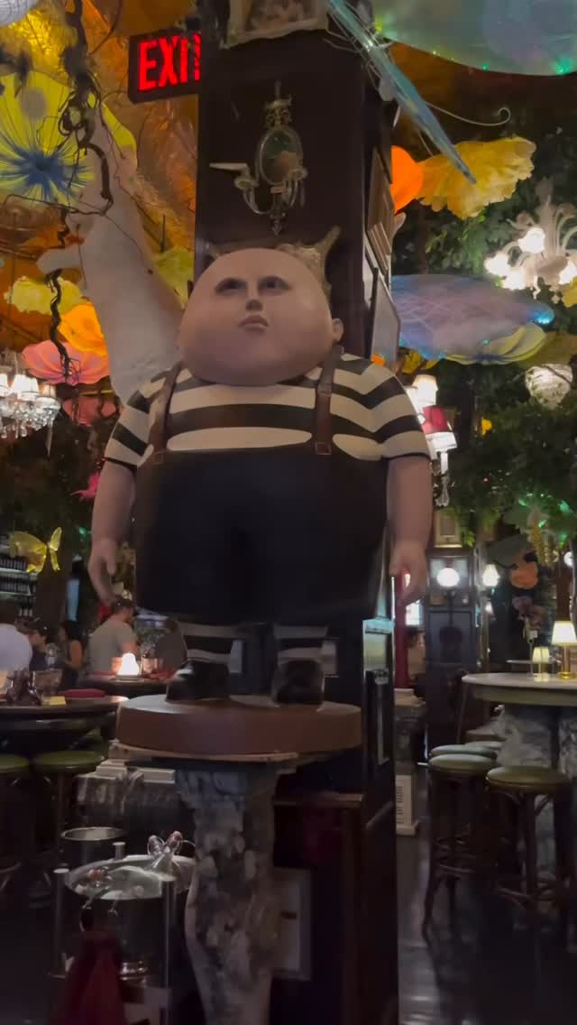 Oscar Wilde: Alice In Wonderland Themed Restaurant