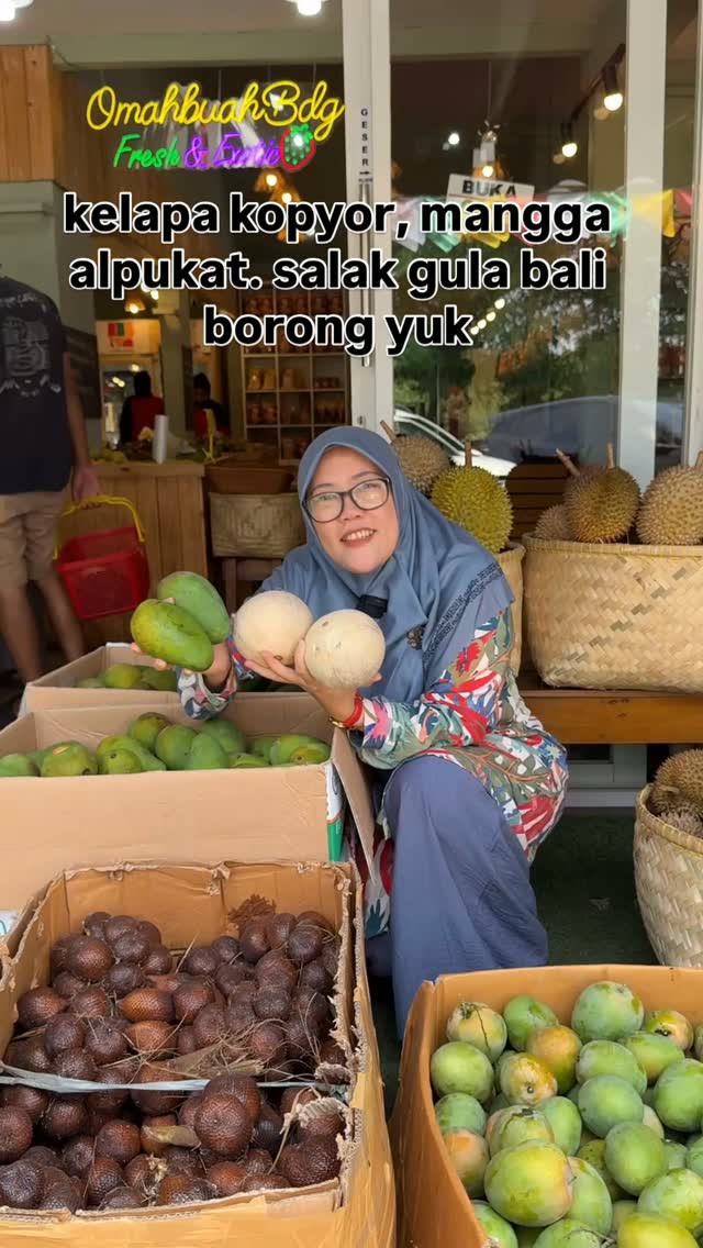 Omahbuahbandung Offers Sweet Durians and Fresh Fruit