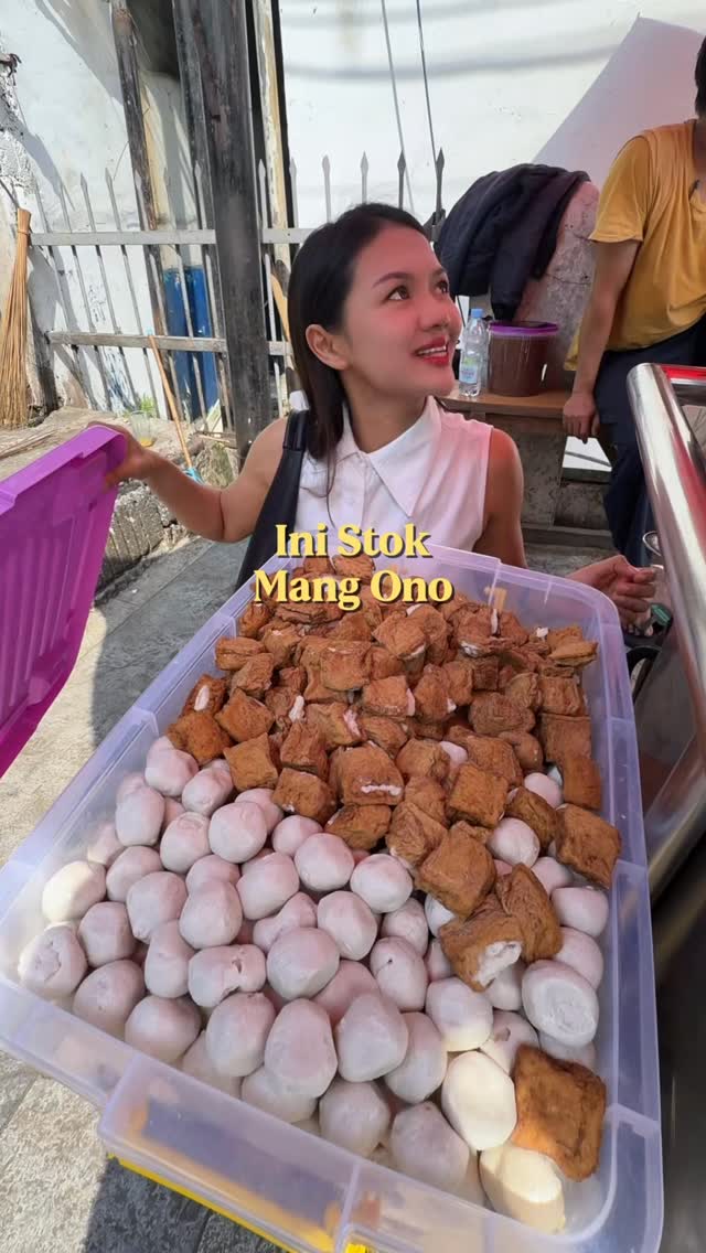 Cilok Vendor's Popularity and Unique Peanut Sauce