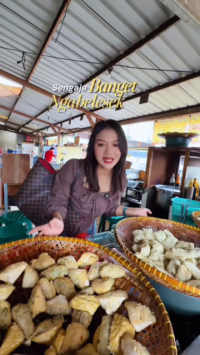 Bandung's Legendary Batagor Sphink Vendor