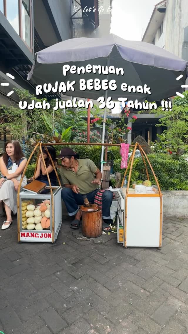 Bandung Vendor Makes Traditional Rujak Bebeg