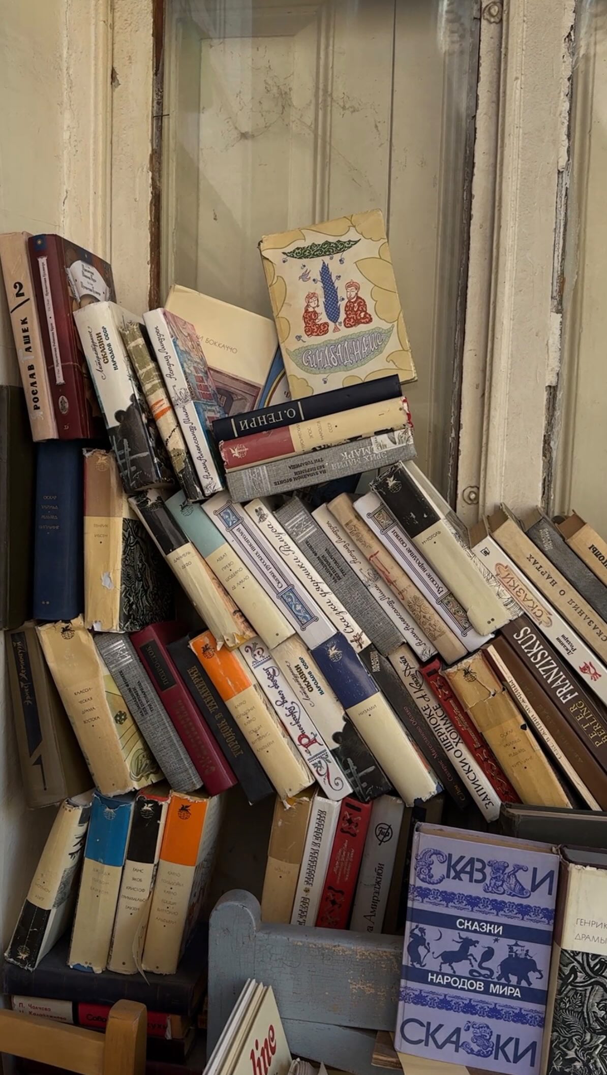 Tbilisi Balcony Bookstore Offers Self-Service Book Browsing