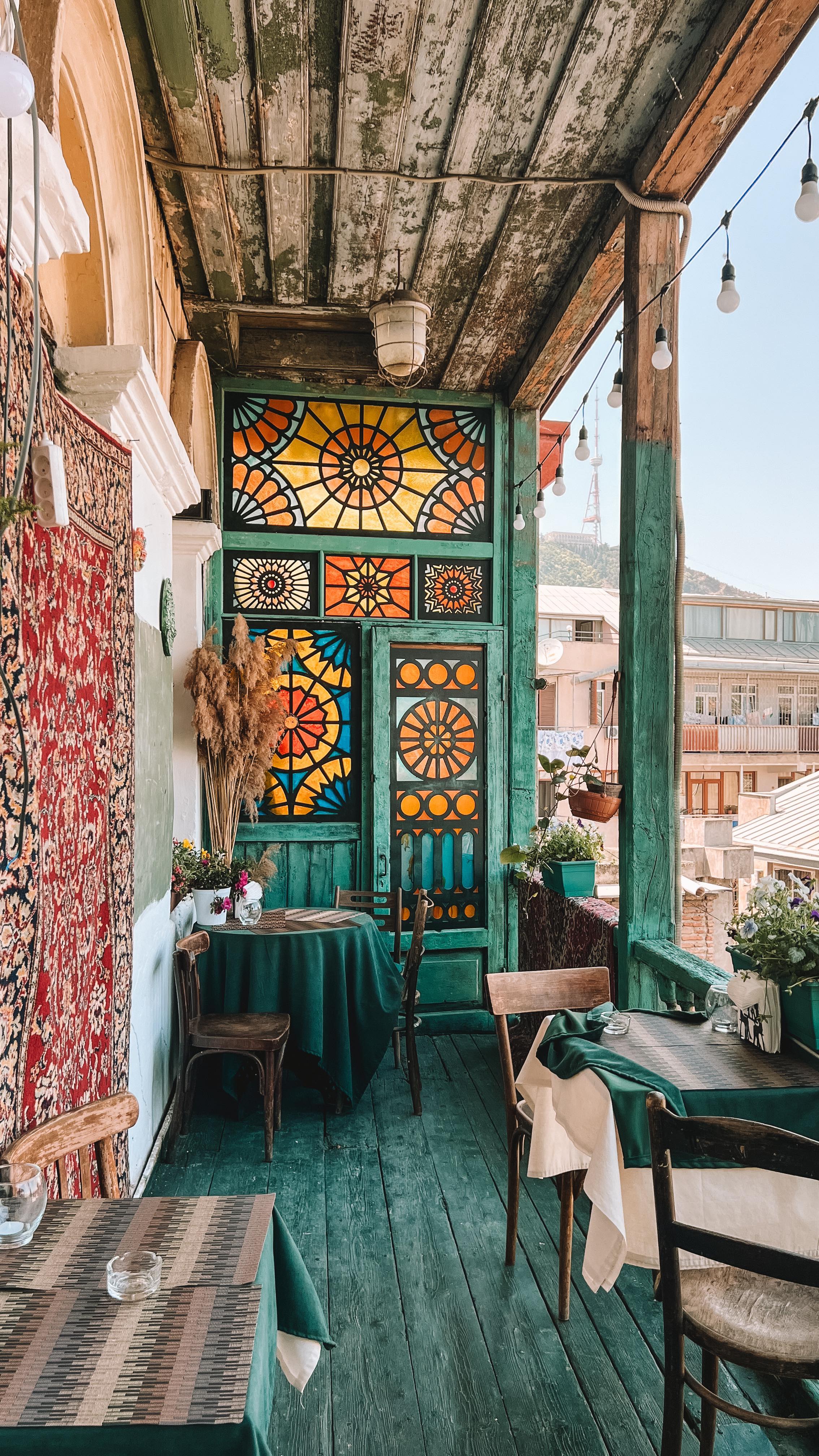 Betlemi Rise Cafe: Artful Decor and Vibrant Atmosphere
