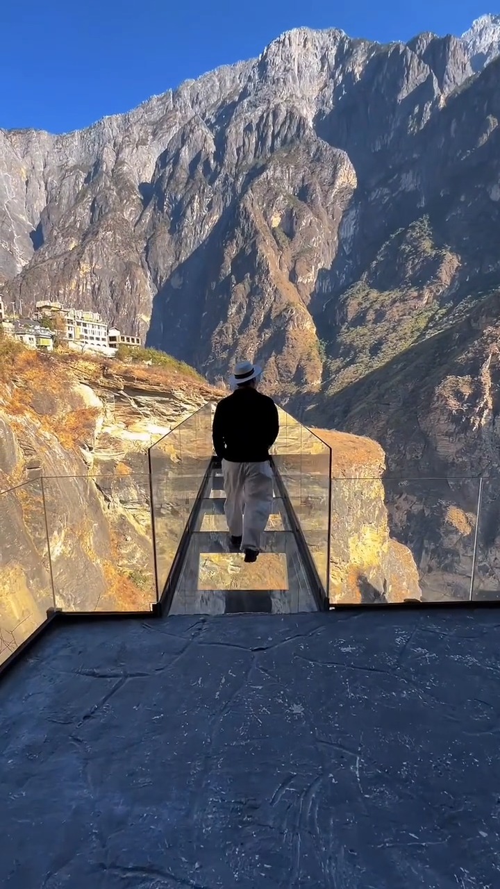 Tiger Leaping Gorge's Stunning Glass Walkway