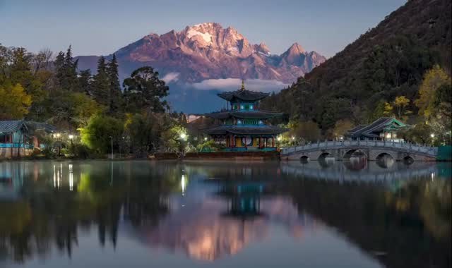 Lijiang's Scenic Mountains and Historic Pools