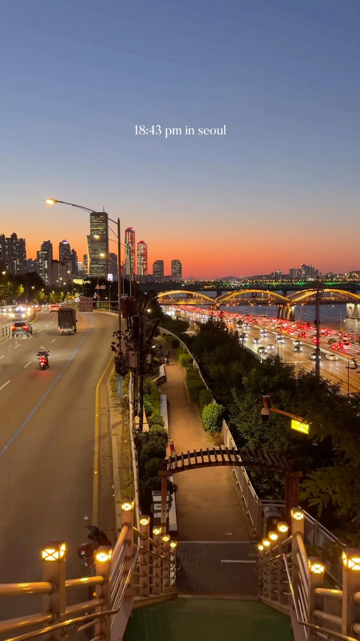 Seoul Pedestrian Overpass Offers Digital Nomad Experience