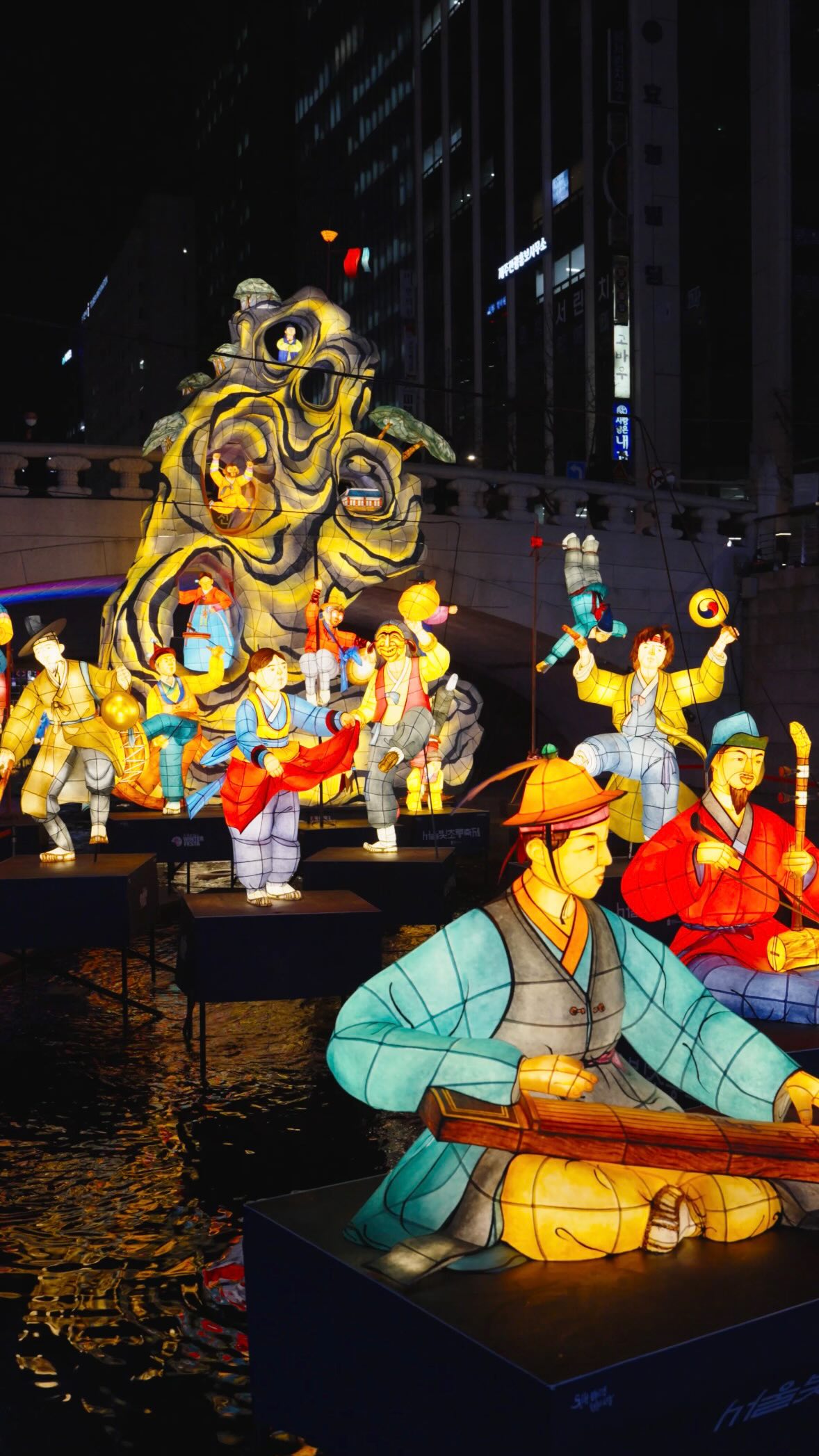 Seoul Lantern Festival Illuminates Cheonggyecheon