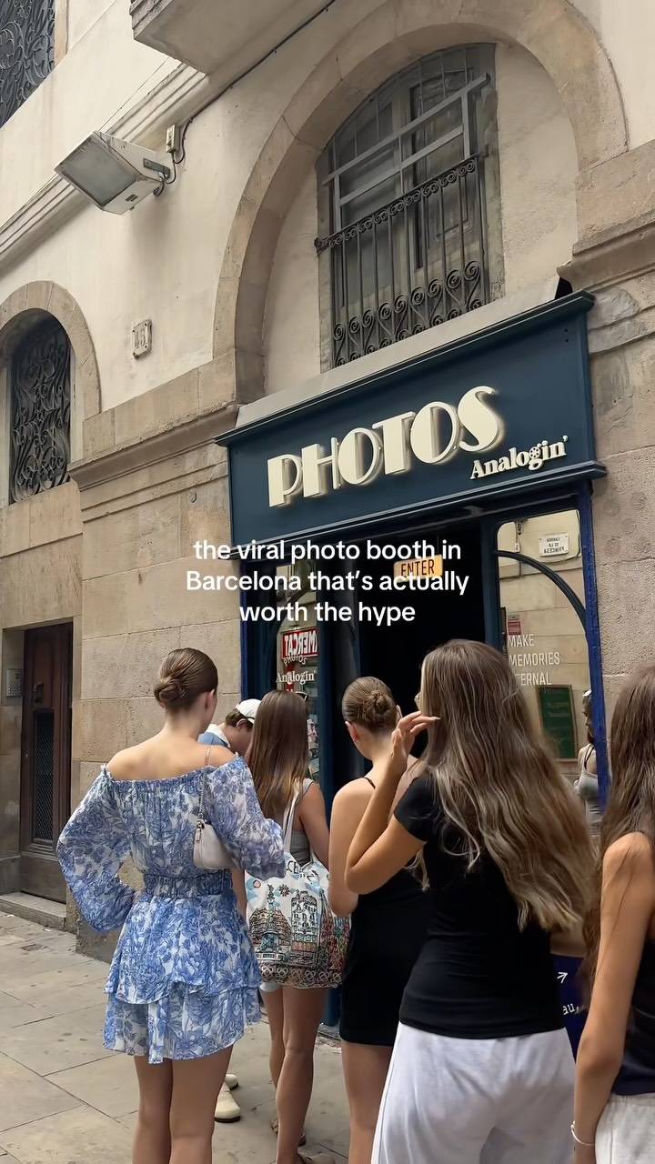 Barcelona's Viral Photo Booth Offers Free Drinks