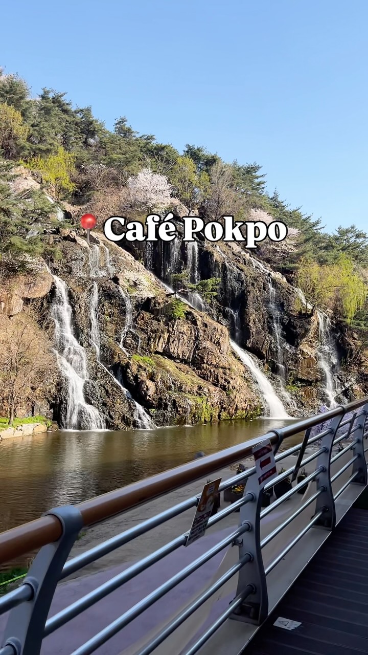 Seoul Cafe Features Artificial Waterfall, Stream Park