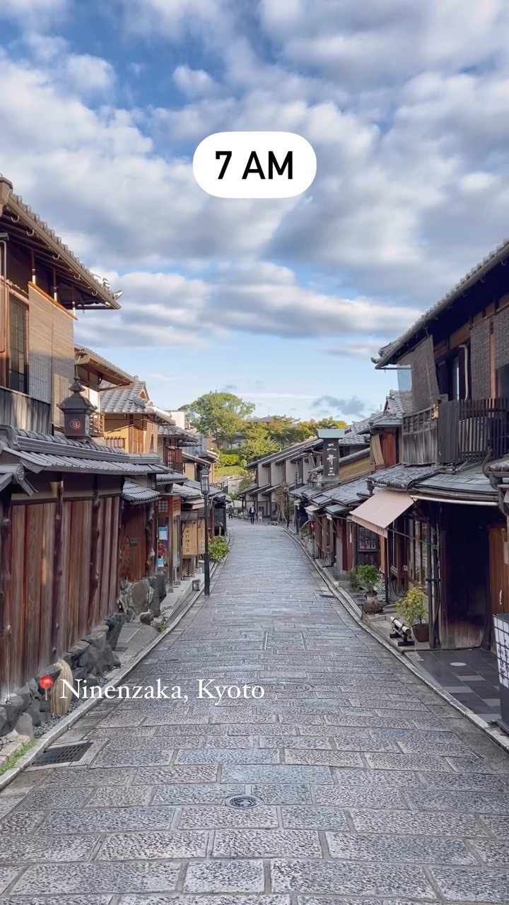 Kyoto's Ninenzaka: Morning Calm vs. Evening Crowds